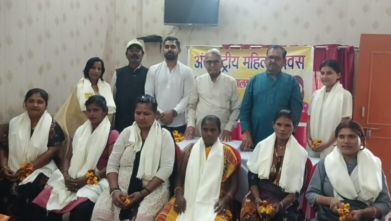 अंतर्राष्ट्रीय महिला दिवस के अवसर पर ई-रिक्शा को चलाने वाली महिलाओं का हुआ सम्मान