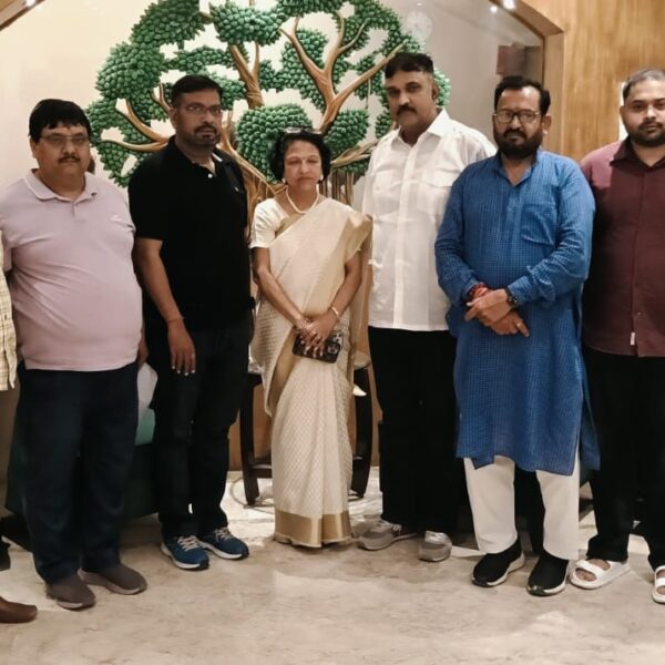 जुटे इलाहाबाद विश्व विद्यालय से जुड़े पुरा छात्र, की छात्रों की बेहतरी पर चर्चा 