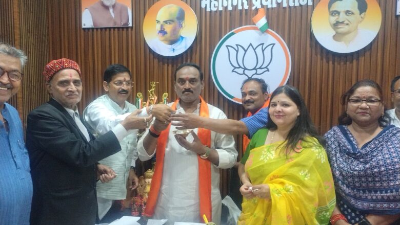 एक साल बेमिसाल पर महानगर अध्यक्ष को कार्यकर्ताओं ने दी बधाई