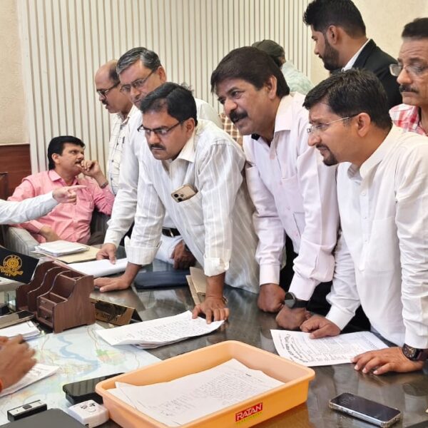 थाना धूमनगंज के सामने सड़क पर से अतिक्रमण हटाकर मार्ग को पुनः चालू कराने हेतु नगर आयुक्त में मिले व्यापारी