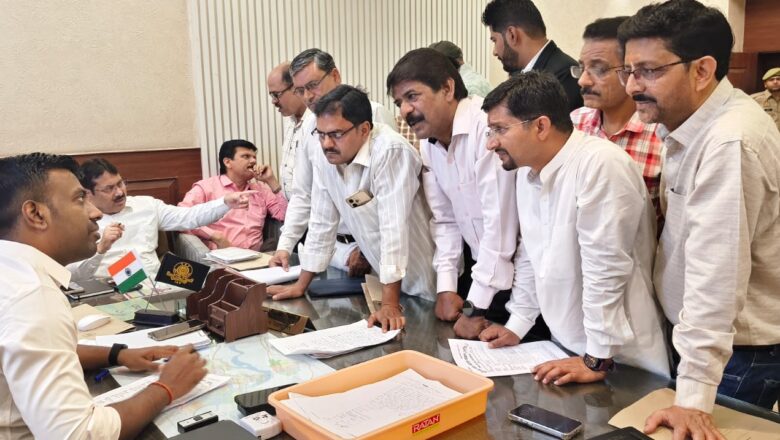 थाना धूमनगंज के सामने सड़क पर से अतिक्रमण हटाकर मार्ग को पुनः चालू कराने हेतु नगर आयुक्त में मिले व्यापारी