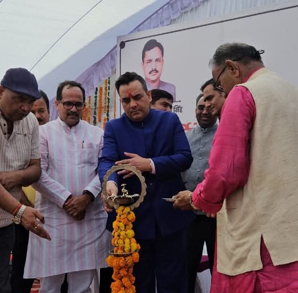 यश भारती सम्मान से सम्मानित स्वर्गीय कैलाश गौतम स्मृति पुस्तकालय का हुआ लोकार्पण