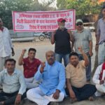 कॉन्वेंट स्कूलों में फीस वृद्धि किए जाने के विरोध में अभिभावकों ने रखा उपवास