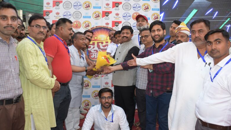 व्यापार मंडल के द्वारा लाल चौक पर आयोजित झूसी महोत्सव में दिखा कला संस्कृति का संगम 