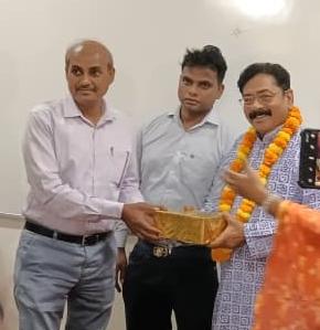 आकाशवाणी प्रयागराज ने संगीत नाटक अकादमी उत्तर प्रदेश द्वारा अकादमी पुरस्कार के चयनित कलाकारों को सम्मानित किया 