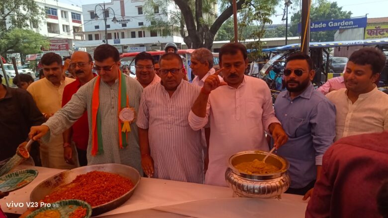 बड़े मंगल पर तुलसियानी प्लाजा में भव्य भंडारे का आयोजन, हजारों श्रद्धालुओं ने ग्रहण किया प्रसाद
