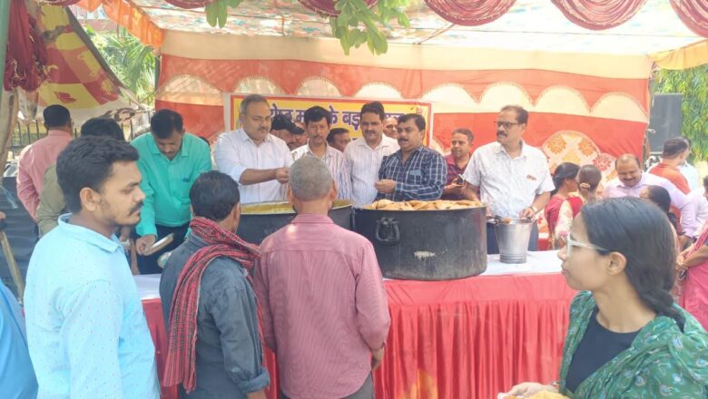 आयकर आयुक्त के नेतृत्व में आयकर कर्मियों ने आयोजित किया भण्‍डारा