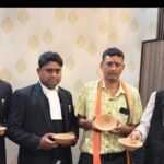 अधिवक्ताओ ने पशु पक्षियों के दाना पानी के लिए मिट्टी का प्याला वितरण किया