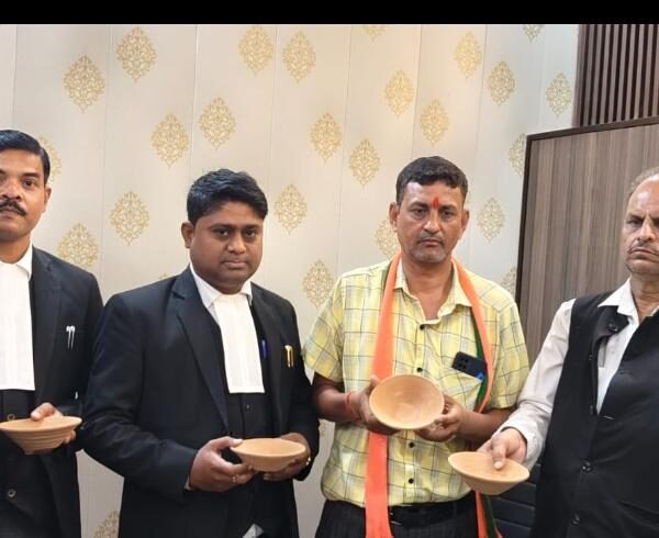अधिवक्ताओ ने पशु पक्षियों के दाना पानी के लिए मिट्टी का प्याला वितरण किया