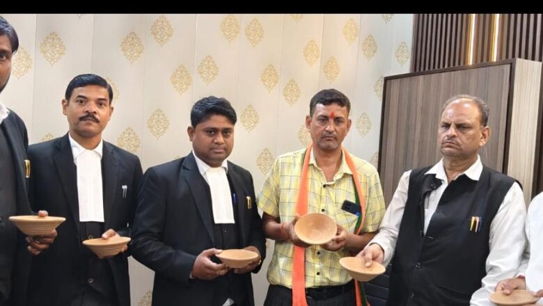 अधिवक्ताओ ने पशु पक्षियों के दाना पानी के लिए मिट्टी का प्याला वितरण किया