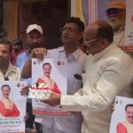 उपमुख्यमन्त्री केशव के जन्मदिन पर व्यापारियों न भंडारा एवं केक काटकर मनाया