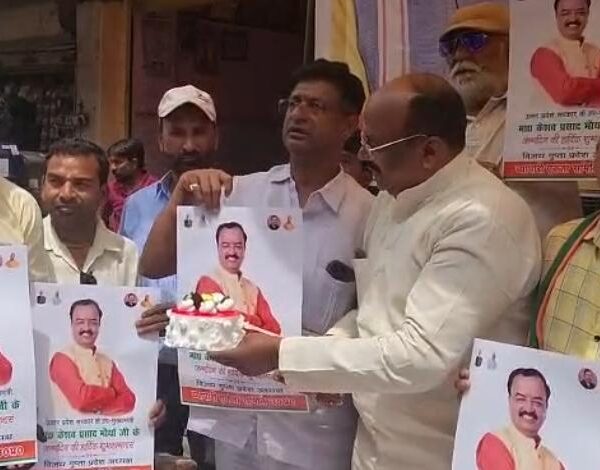 उपमुख्यमन्त्री केशव के जन्मदिन पर व्यापारियों न भंडारा एवं केक काटकर मनाया