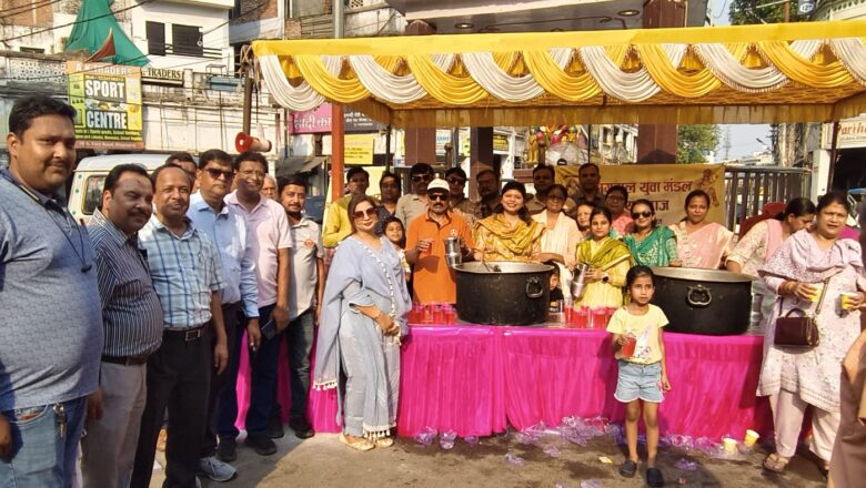 अग्रवाल युवा मंडल द्वारा बड़ा मंगल के अवसर पर शरबत वितरण किया गया 