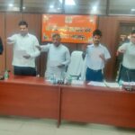 ईंधन संकट से निपटने को सहारनपुर महापौर की पहल: ई-कार से पहुंचे निगम, अधिकारियों को दिलाई पीएम-सीएम के संकल्प की शपथ