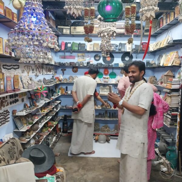विश्व संग्रहालय दिवस पर मुख्य आकर्षण दुनिया की छोटी गीता,कुरान डिक्सनरी दारागंज मे