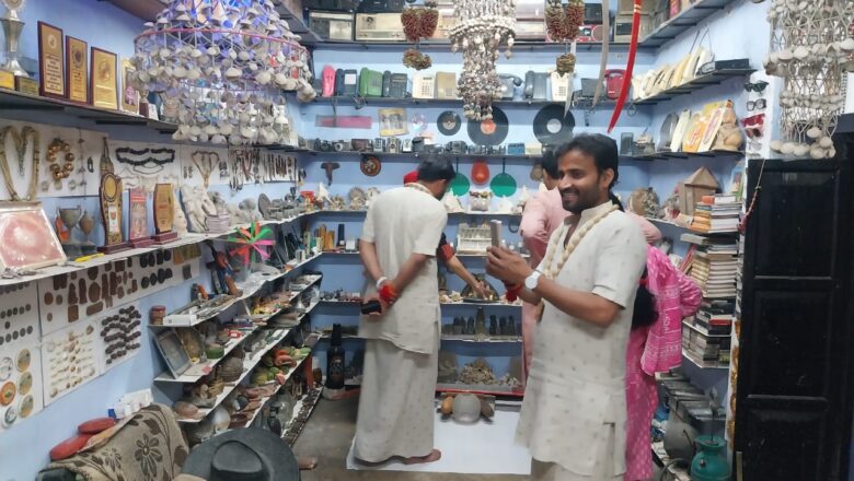 विश्व संग्रहालय दिवस पर मुख्य आकर्षण दुनिया की छोटी गीता,कुरान डिक्सनरी दारागंज मे