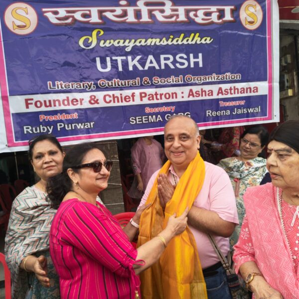स्वयं सिद्धा के तत्वावधान में शर्बत और गमछा वितरण का हुआ आयोजन