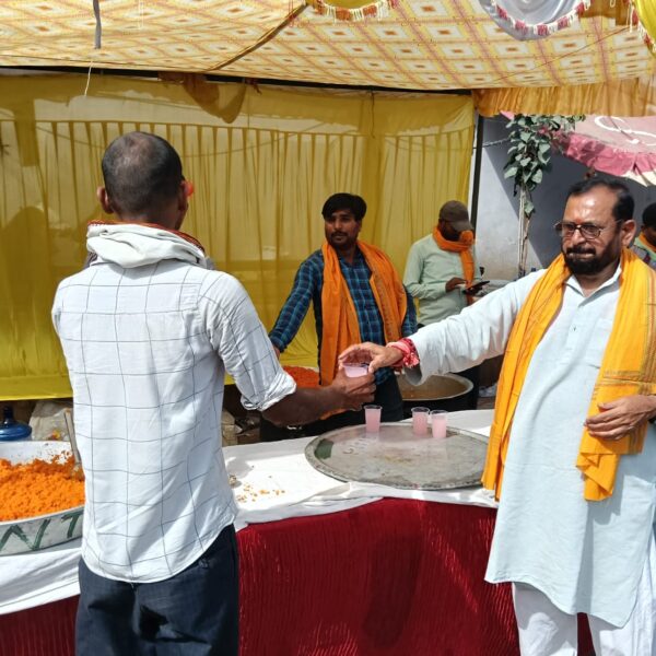 ई रिक्शा यूनियन व टेंपो टैक्सी यूनियन के संयुक्त रूप से किया भंडारा 