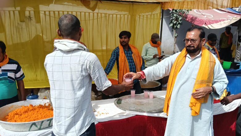 ई रिक्शा यूनियन व टेंपो टैक्सी यूनियन के संयुक्त रूप से किया भंडारा 