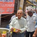अखिल भारतीय युवा खत्री सामाज ने बड़े मंगलवार पर किया शीतल आम रस का वितरण 