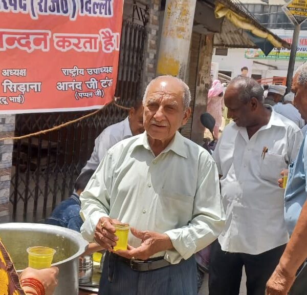 अखिल भारतीय युवा खत्री सामाज ने बड़े मंगलवार पर किया शीतल आम रस का वितरण 