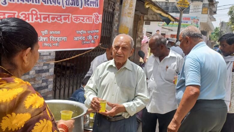 अखिल भारतीय युवा खत्री सामाज ने बड़े मंगलवार पर किया शीतल आम रस का वितरण 