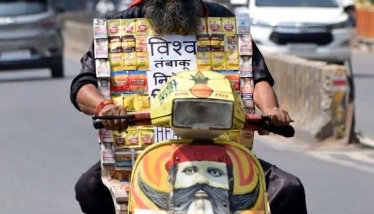दुकानजी शहर भर में घूम घूम कर लोगों को नशा मुक्ति के लिए कर रहे हैँ जागरूक 