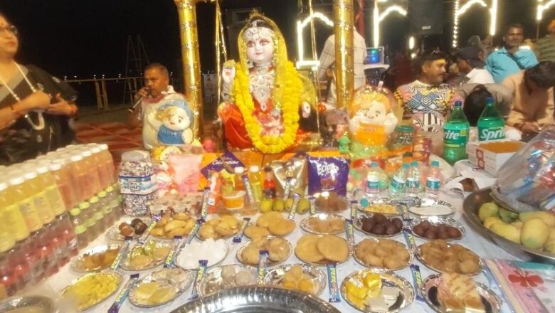 तीर्थंराज प्रयागराज में मनाई गई माँ गंगा की छठी, लगा छप्पन भोग 