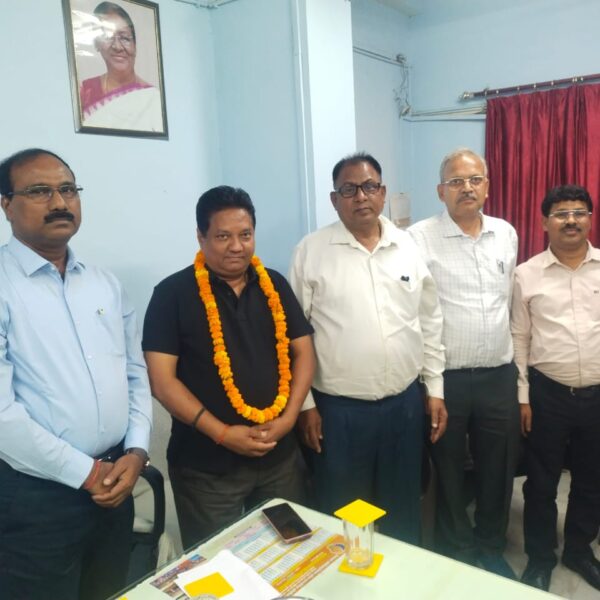 S D M के द्वारा धर्मेन्द्र निषाद हुए सम्मानित