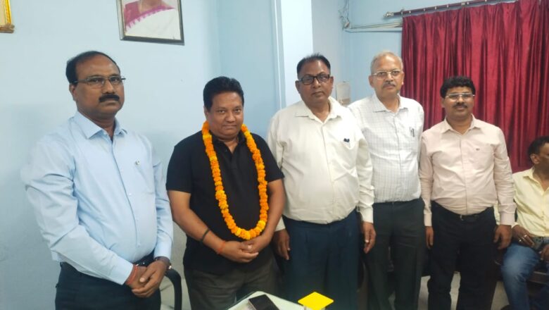 S D M के द्वारा धर्मेन्द्र निषाद हुए सम्मानित