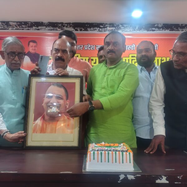 केक व मिष्ठान वितरण कर मनाया सीएम योगी का जन्मदिन