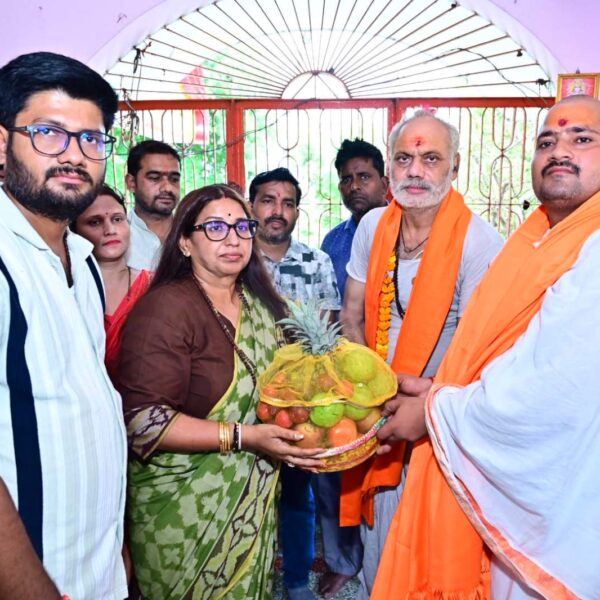 पूर्व महापौर अभिलाषा गुप्ता ने नैनी मंडल के मंदिरों में किया पूजन अर्चन