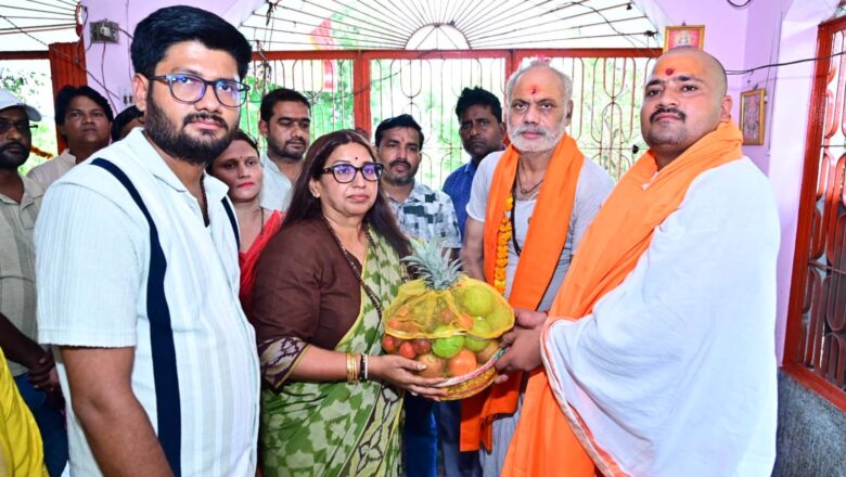 पूर्व महापौर अभिलाषा गुप्ता ने नैनी मंडल के मंदिरों में किया पूजन अर्चन