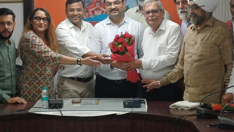 प्रयाग व्यापार मंडल का प्रतिनिधि मंडल मिला पी डी ए के सचिव विनीत कुमार सिंह से