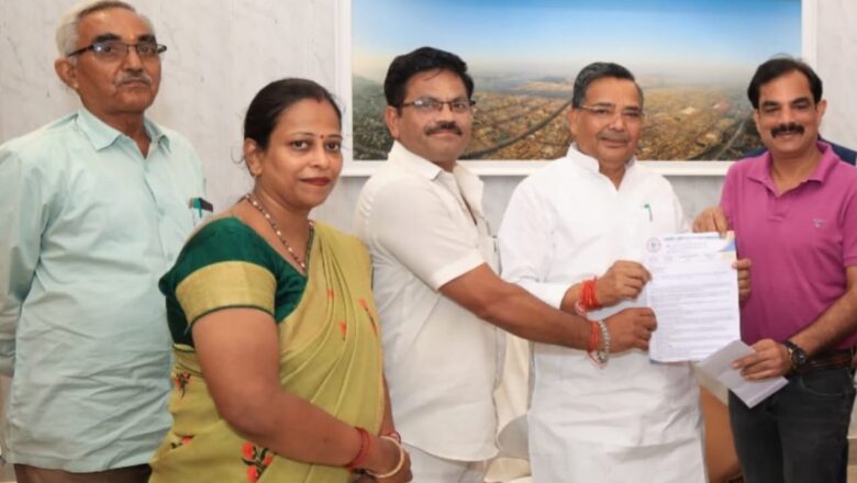 प्रयागराज में गिरते पर्यटन को बढ़ावा देने हेतु भारतीय उद्योग व्यापार मंडल ने पर्यटन मंत्री को सौंपा ज्ञापन