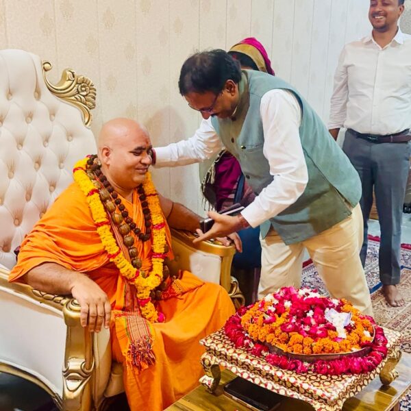 अखंड भारत यात्रा पूर्ण कर गोवर्धन पहुंचे शंकराचार्य अधोक्षजानंद देवतीर्थ; राज्य सूचना आयुक्त व अधिकारियों ने किया स्वागत