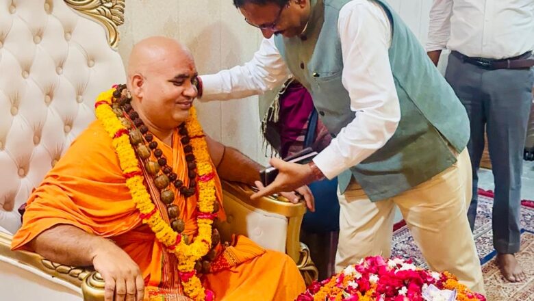अखंड भारत यात्रा पूर्ण कर गोवर्धन पहुंचे शंकराचार्य अधोक्षजानंद देवतीर्थ; राज्य सूचना आयुक्त व अधिकारियों ने किया स्वागत