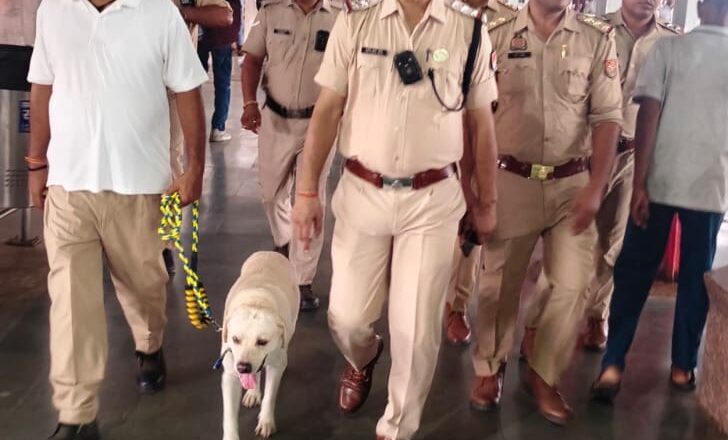 स्वतंत्रता दिवस के दृष्टिगत प्रयागराज जंक्शन पर RPF, GRP एवं डॉग स्क्वाड द्वारा सघन सुरक्षा चेकिंग