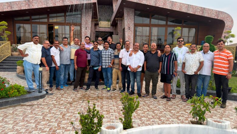 पुराने दोस्त, सुनहरी यादें और आजीवन साथ का उत्सव वाराणसी में जुटा “100 पढ़ा ना एक प्रतापगढ़” परिवार, दो दिनों तक बिखरी मित्रता की रंगीन छटा