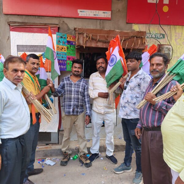 वृहद स्तर पर चलाया गया घर घर तिरंगा झंडा वितरण अभियान