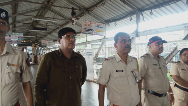 कल्याण: प्लेटफॉर्म नंबर 2 पर ओवरहेड वायर टूटने से लोकल सेवा बाधित, पुलिस और आरपीएफ की तत्परता से स्थिति नियंत्रण में