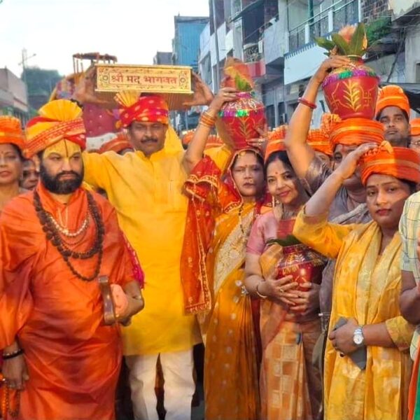 गाजे बाजे के साथ धूमधाम से निकली भागवत कथा की मंगल कलश यात्रा