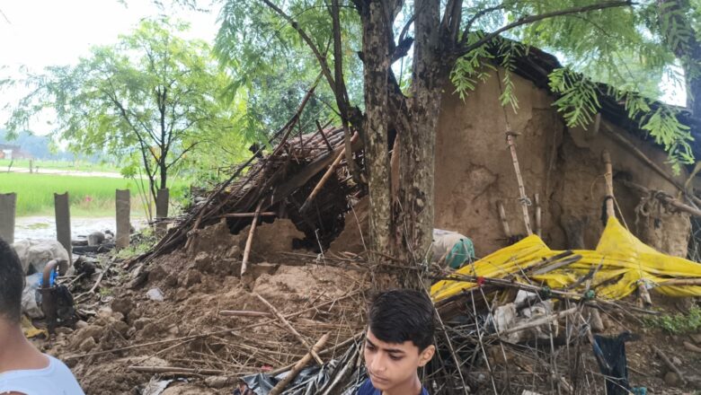 बड़ोखर में बारिश का कहर: मकान गिरने से आदिवासी युवक की मौत, दो घायल
