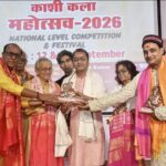 “इलाहाबाद विश्वविद्यालय प्रयागराज के संगीत प्रोफेसर डॉ. सुरेंद्र कुमार को पांच पद्मश्री कलाविदों के हाथों द्वारा BHU में मिला (काशी गुरु कला सम्मान)”
