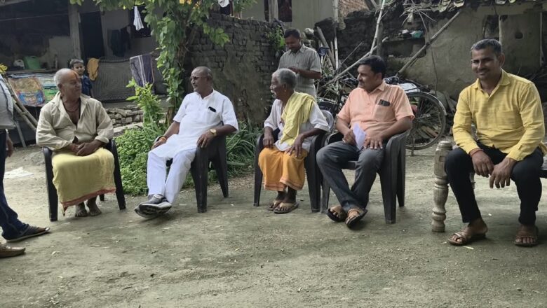 पंडित शिव दर्शन पांडेय की माताजी के निधन पर शोक संवेदना व्यक्त करने पहुंचे जनप्रतिनिधि