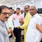 UPI पर चार्ज के विरुद्ध व्यापारियों ने जिलाधिकारी को सौंपा ज्ञापन