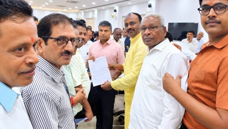 UPI पर चार्ज के विरुद्ध व्यापारियों ने जिलाधिकारी को सौंपा ज्ञापन