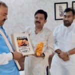 एक मुलाकात, कई संदर्भ: शांतनु शुक्ल के घर केशव प्रसाद मौर्य का आगमन