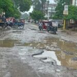 बारिश में सड़कें छलनी, अभी राहत की उम्मीद भी नहीं      उजाला शिखर