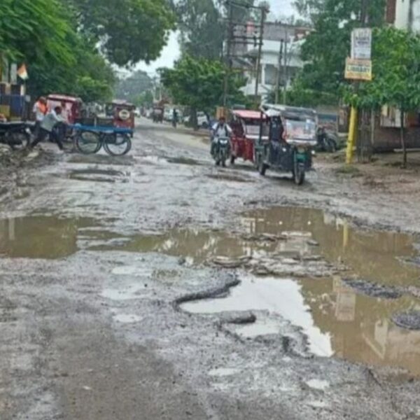 बारिश में सड़कें छलनी, अभी राहत की उम्मीद भी नहीं      उजाला शिखर